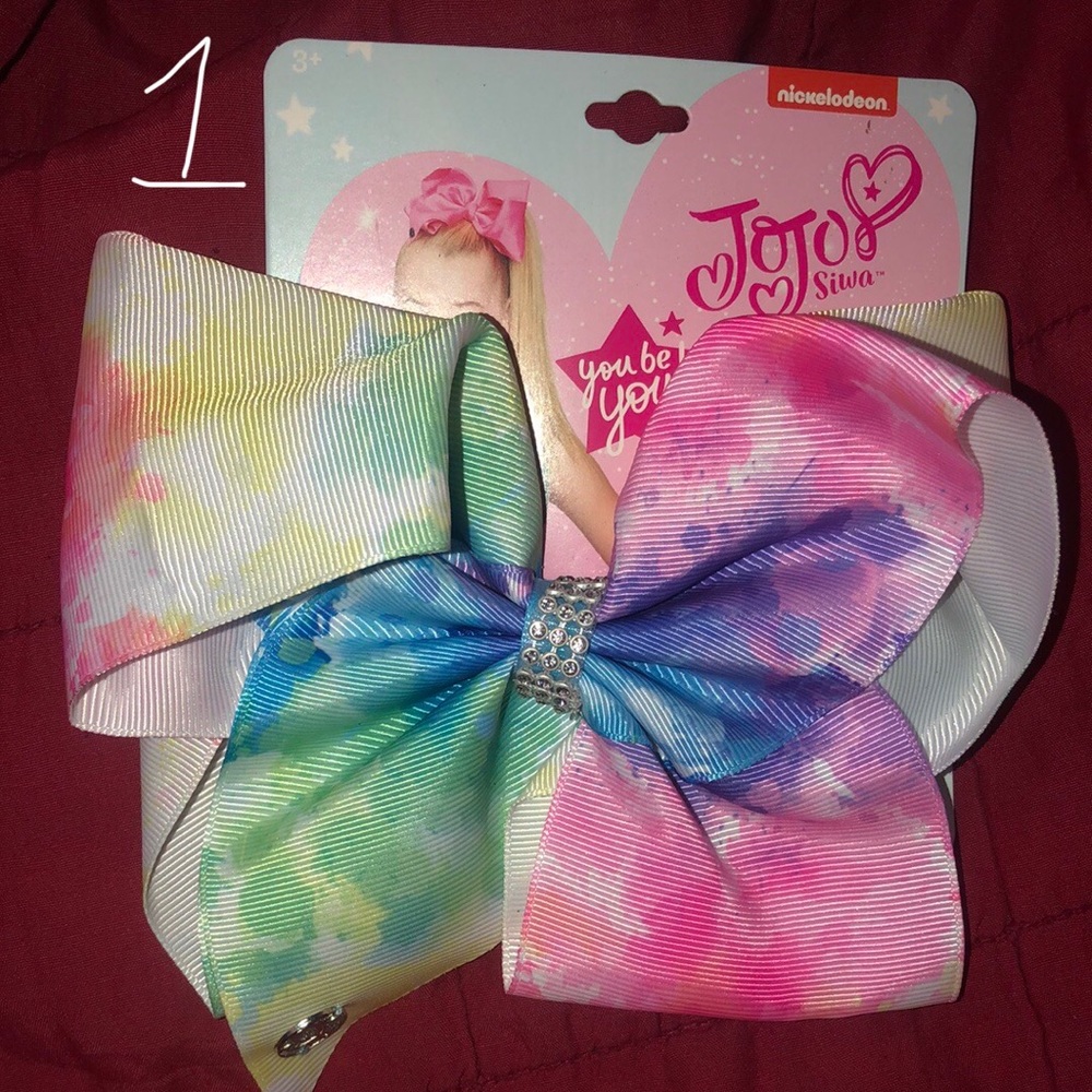 Jojo Bow.           @upstrHallPlast
